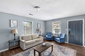 Casa, varias camas, patio, vistas al jardín (32nd Norwood Nest) | Zona de estar | Una televisión