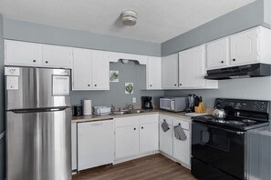 Casa, varias camas, patio, vistas al jardín (32nd Norwood Nest) | Cocina privada | Frigorífico, microondas, horno y placa de cocina