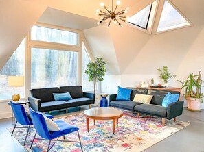 Living area - Bell Circle Eccentric Geodesic Dome-home (Huntsville)