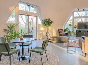 Maison, plusieurs lits, patio (Bell Circle Eccentric Geodesic Dome) | Coin séjour