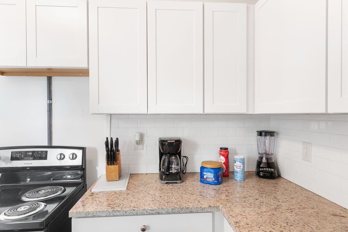 Departamento, 1 cama King size y sofá cama, patio, vista al jardín (12th Ave The Bricks - Unit 6) | Cocina privada | Cafetera y tetera 