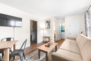 Apartamento, 1 cama de matrimonio grande con sofá cama, patio (12th Ave The Bricks - Unit 6) | Zona de estar | Una televisión