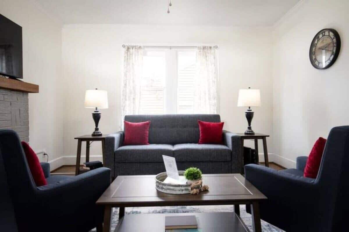 Σπίτι, Περισσότερα από 1 Κρεβάτια, Αίθριο, Θέα στον Κήπο (28th Street Historic at Norwood) | Περιοχή καθιστικού