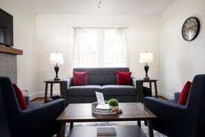 独立别墅, 多张床, 露台, 花园景观 (28th Street Historic at Norwood) | 起居区