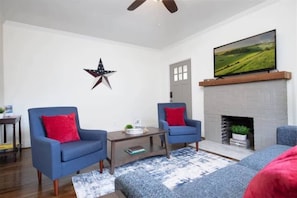 Hus, flere senger, terrasse, hageutsikt (28th Street Historic at Norwood) | Oppholdsområde