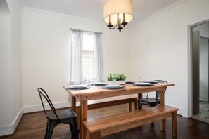 하우스, 침대(여러 개), 파티오, 정원 전망 (28th Street Historic at Norwood) | 3 개의 침실, 각각 다른 스타일의 인테리어, 각각 다르게 가구 비치, 침대 시트