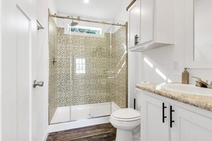 Maison, 1 grand lit et 1 canapé-lit, patio (Byrd 4 Tiny Stay Getaway) | Salle de bain
