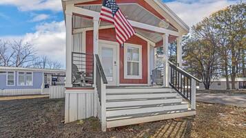 Nhà, 1 giường cỡ queen và sofa giường, sân hiên (Byrd 4 Tiny Stay Getaway) | Quang cảnh ban công