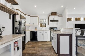 House, 1 Queen Bed with Sofa bed, Patio (Byrd 4 Tiny Stay Getaway) | Private kitchen