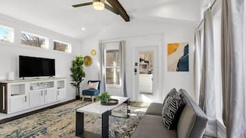 Maison, 1 grand lit et 1 canapé-lit, patio (Byrd 4 Tiny Stay Getaway) | Coin séjour