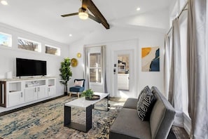 House, 1 Queen Bed with Sofa bed, Patio (Byrd 4 Tiny Stay Getaway) | Living area