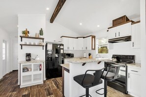 ハウス クイーンベッド 1 台ソファーベッド付き パティオ (Byrd 4 Tiny Stay Getaway) | 専用キッチン | コーヒー / ティーメーカー