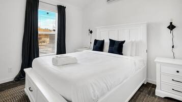 Rumah, 1 Tempat Tidur Queen dengan tempat tidur Sofa, patio (Byrd 4 Tiny Stay Getaway) | 1 kamar tidur dan didekorasi berbeda-beda