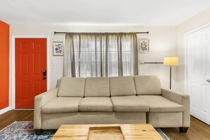Apartamento, 1 cama de matrimonio grande con sofá cama, patio (12th Ave The Bricks - Unit 2) | Zona de estar | Una televisión