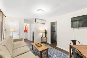 Apartamento, 1 cama de matrimonio grande con sofá cama, patio (12th Ave The Bricks - Unit 2) | Zona de estar | Una televisión