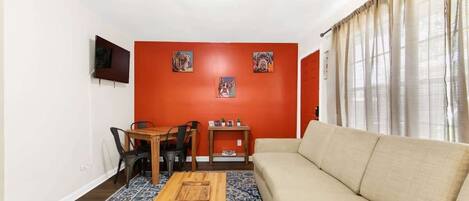 Apartment, 1 King-Bett und Schlafsofa, Terrasse, Gartenblick (12th Ave The Bricks - Unit 2) | Wohnbereich