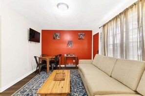 Apartment, 1 King-Bett und Schlafsofa, Terrasse, Gartenblick (12th Ave The Bricks - Unit 2) | Wohnbereich