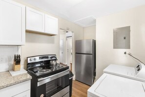 Apartamento, 1 cama de matrimonio grande con sofá cama, patio (12th Ave The Bricks - Unit 2) | Cocina privada | Frigorífico, microondas, horno y placa de cocina