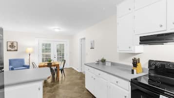 House, Multiple Beds, Pool Access, Garden View (Park Drive Picturesque) | Private kitchen