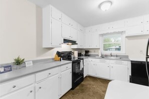 House, Multiple Beds, Pool Access, Garden View (Park Drive Picturesque) | Private kitchen