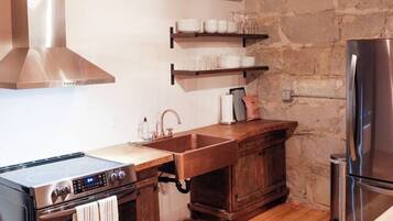 Fridge, oven, stovetop, coffee/tea maker