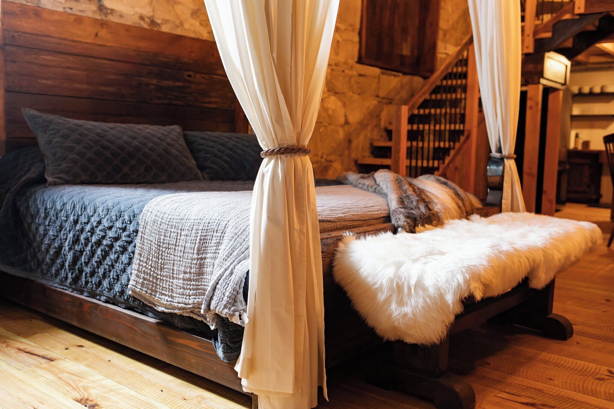 2 bedrooms, internet, bed sheets