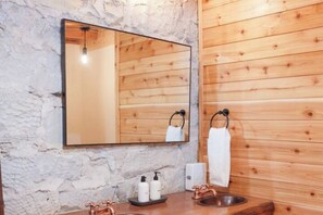 Hair dryer, towels, soap, toilet paper - The Scandinavian West Hall—Near Anthony Lakes! (North Powder)