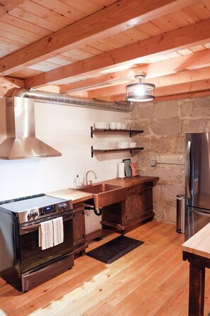 Fridge, oven, stovetop, coffee/tea maker - The Scandinavian East Hall—Near Anthony Lakes! (North Powder)