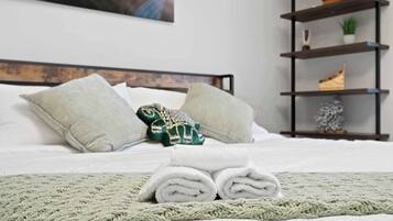 House, Multiple Beds, Hot Tub, Garden View (Sunset Bungalow) | 3 bedrooms, individually decorated, individually furnished, desk