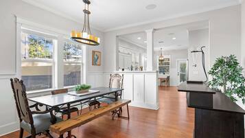 Maison, plusieurs lits, bain Ă  remous, vue jardin (Sunset Bungalow) | Restauration