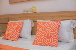 2 habitaciones, escritorio, tabla de planchar con plancha y wifi gratis