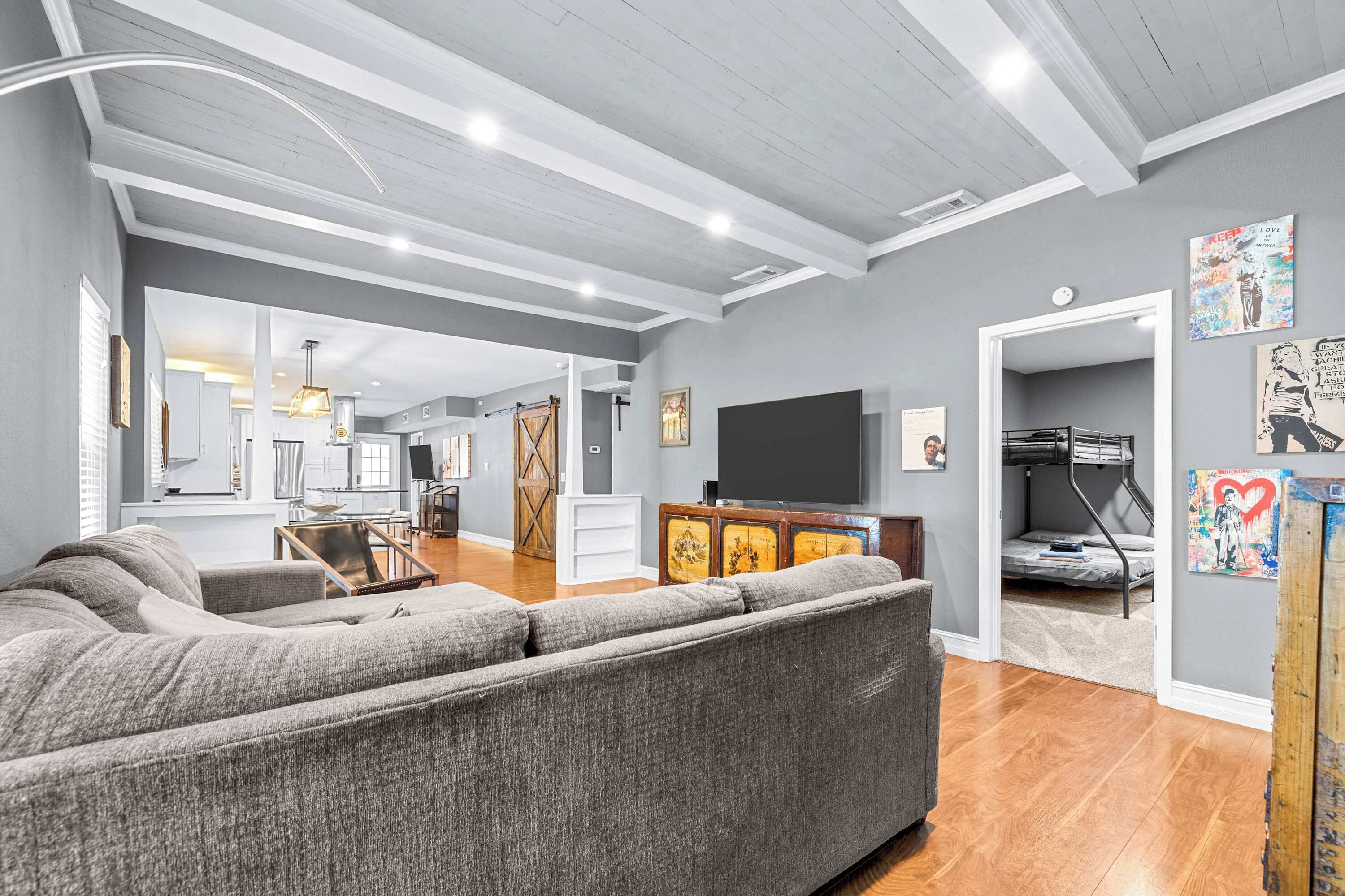 House, Multiple Beds, Pool Access, Pool View (The Heights Hideaway) | Living area | 42-inch flat-screen TV with digital channels