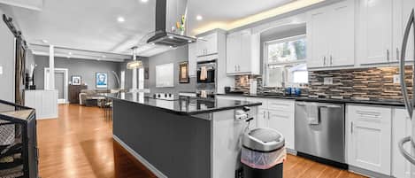 Nhà, nhiều giường, có thể sử dụng hồ bơi, quang cảnh hồ bơi (The Heights Hideaway) | Bếp riêng | Tủ lạnh, lò vi sóng, lò nướng, bếp nấu