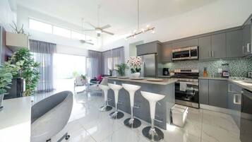 Kylskåp, mikrovågsugn, ugn och spishäll