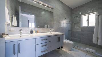 Shower, shampoo