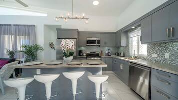 Coffee/tea maker, fridge, microwave, oven