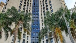 Ein Hochhotel mit einer zentralen Atrium, mehreren Etagen und modernem Design.