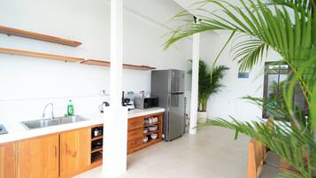 Refrigerador con freezer, placa de cocina, utensilios de cocina