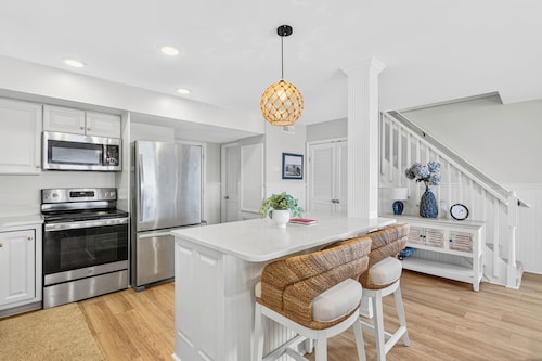 Just A Touch in Ocean Isle Beach, a spacious 6-bedroom retreat perfect for up to 16 guests.