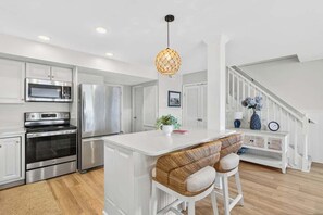 Fridge, microwave, oven, stovetop - Just A Touch by Brunswick Vacation Rentals (Ocean Isle Beach)