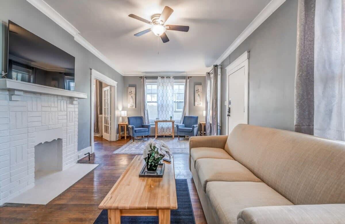 Maison, plusieurs lits, patio, vue jardin (Rozelle Roost Upstairs) | Coin séjour | Cheminée