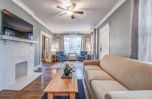 Maison, plusieurs lits, patio, vue jardin (Rozelle Roost Upstairs) | Coin séjour