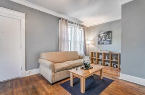 單棟房屋, 多張床, 露台, 花園景 (Rozelle Roost Upstairs) | 客廳 | 壁爐