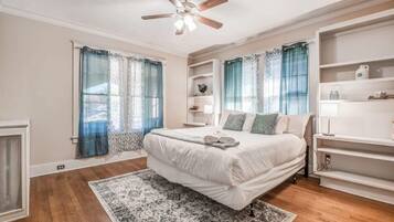 Apartamento, varias camas, patio, vistas al jardín (Avalon Nest - Both Units) | Vistas desde la habitación