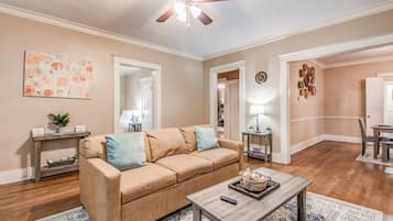 Apartamento, varias camas, patio, vistas al jardín (Avalon Nest - Both Units) | Zona de estar