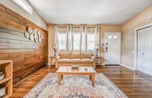 Casa, varias camas, patio, vistas al jardín (McCorkle Retreat) | Zona de estar | Una televisión