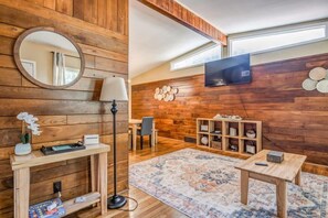 Casa, varias camas, patio, vistas al jardín (McCorkle Retreat) | Interior