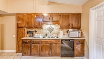 House, Multiple Beds, Patio, Garden View (McCorkle Retreat) | Private kitchen | Coffee/tea maker