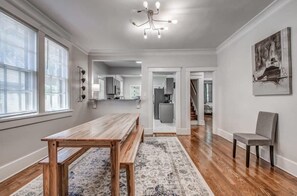 Hus - flera sängar - uteplats - utsikt mot trädgården (Snowden Hideaway) | Restauranger