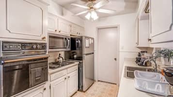 House, Multiple Beds, Patio, Garden View (Pinecrest Cottage) | Private kitchen | Coffee/tea maker